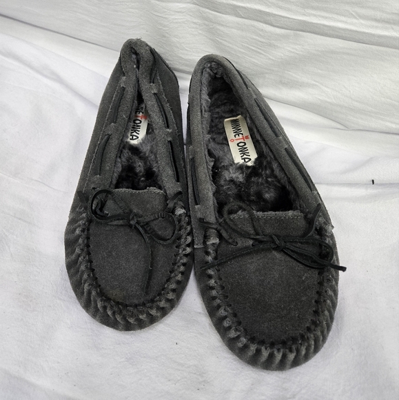 Minnetonka Charcoal Faux Fur Lined Moccasins size 7 - Picture 3 of 9